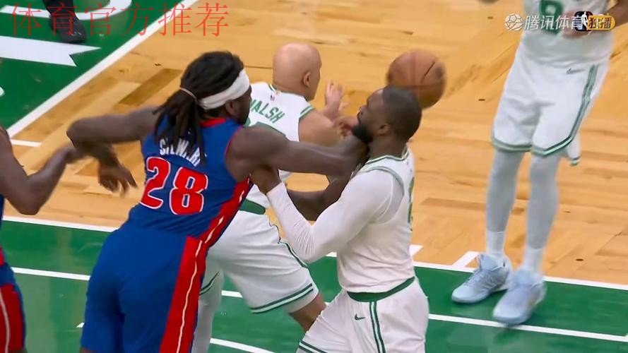 杰伦-布朗和斯图尔特篮下卡位时发生冲突，双方各领一个技犯